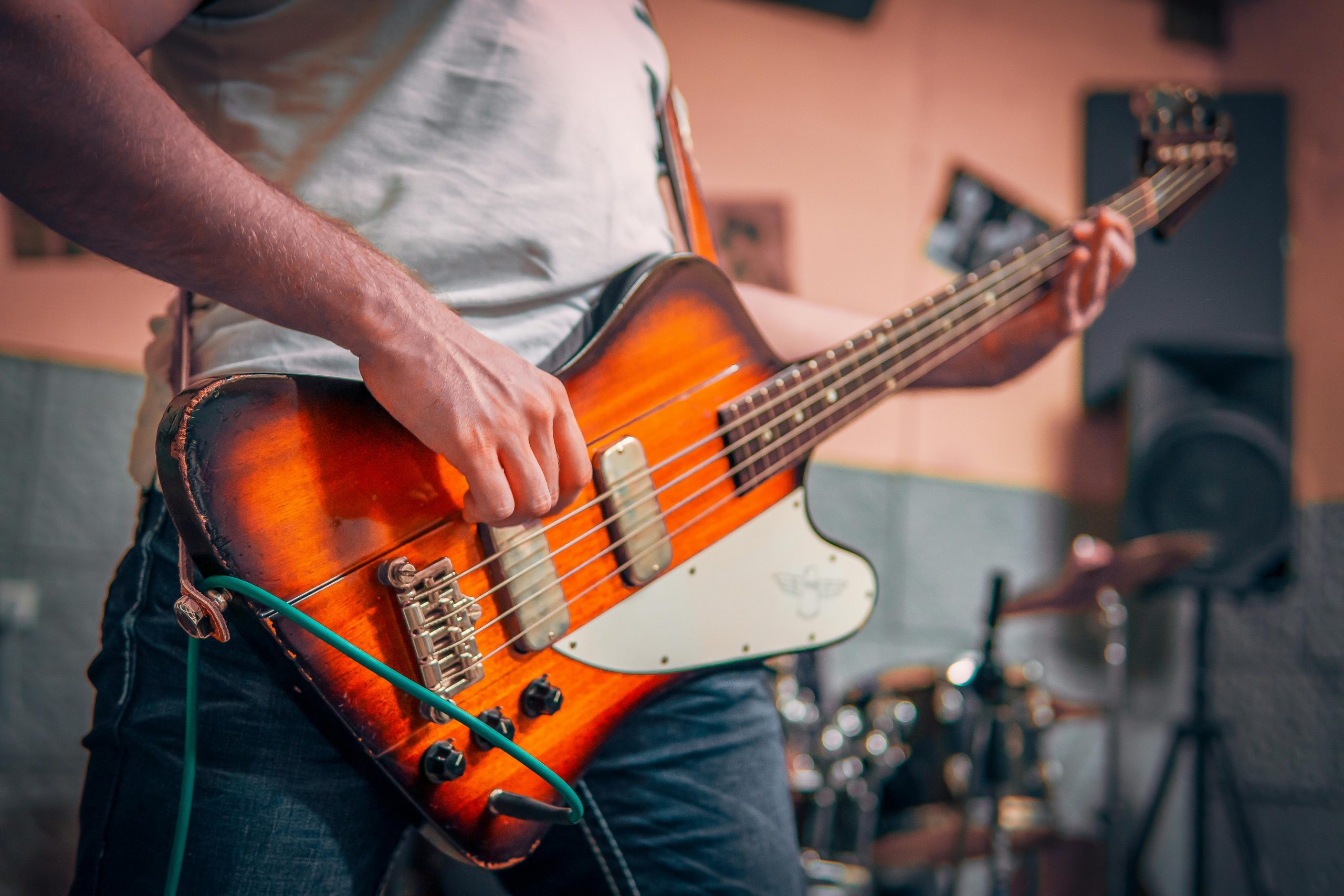 Plan rapproché sur un homme avec une basse