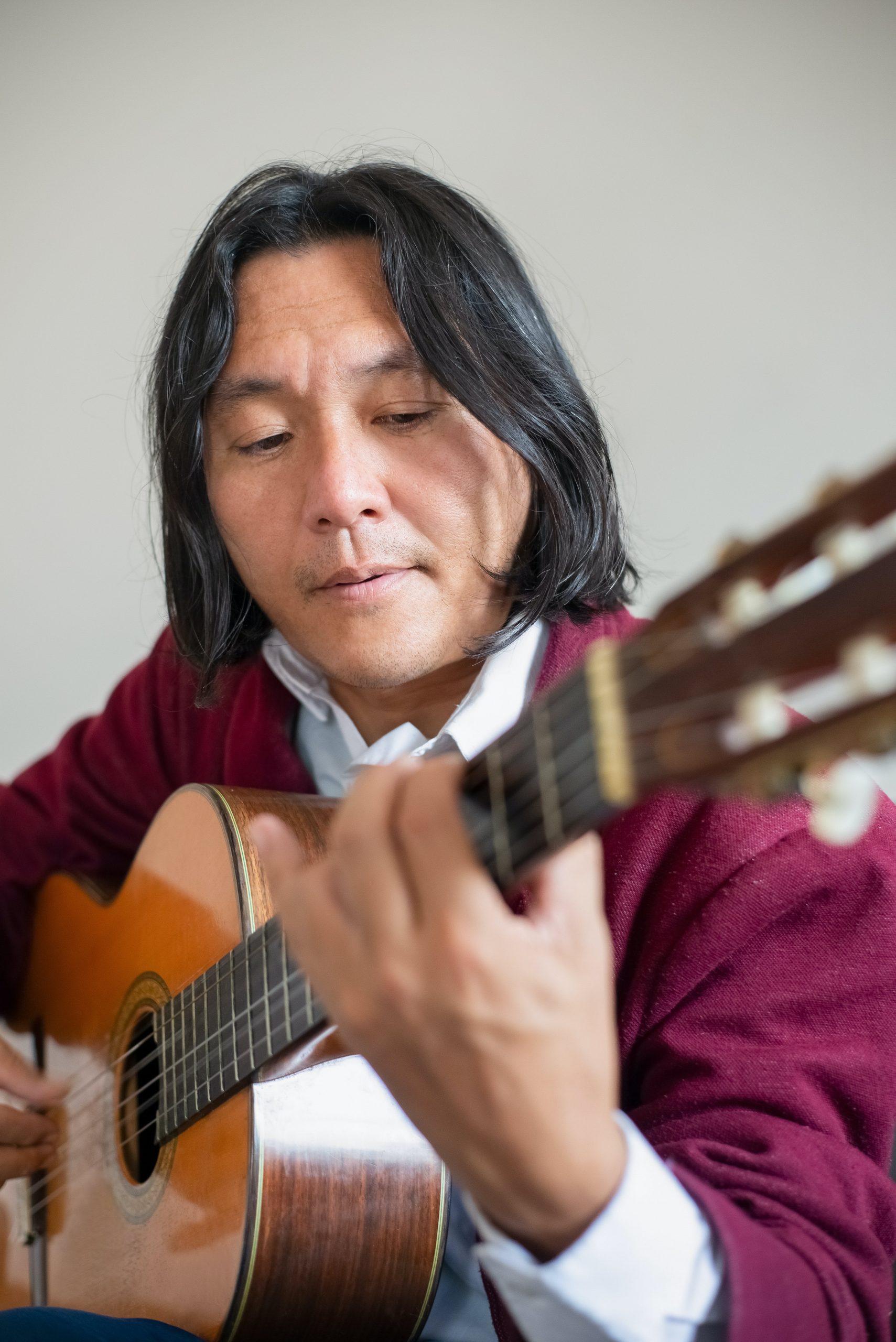 Un homme joue de la guitare