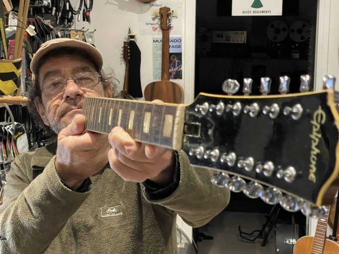 changement de cordes de guitare